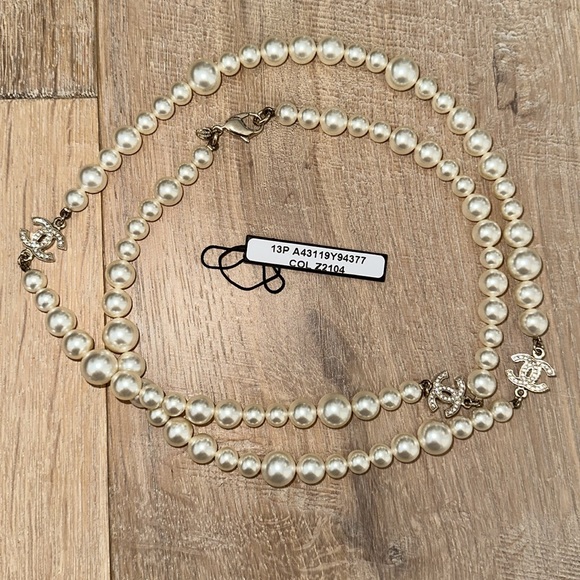Like New! CHANEL pearl necklace - Picture 2 of 9